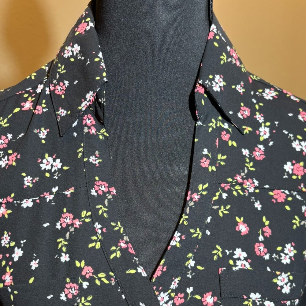 NWT Express Black Pink Floral Button Down V-Neck Shirt Size XS - Picture 3 of 9